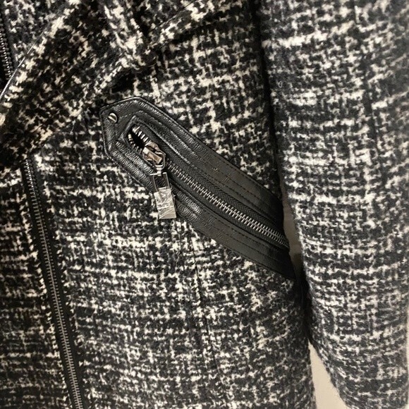 VIA SPIGA Women's Faux Fur Boucle Tweed Belted Coat. Black Tweed. Medium. Chic - Picture 10 of 14